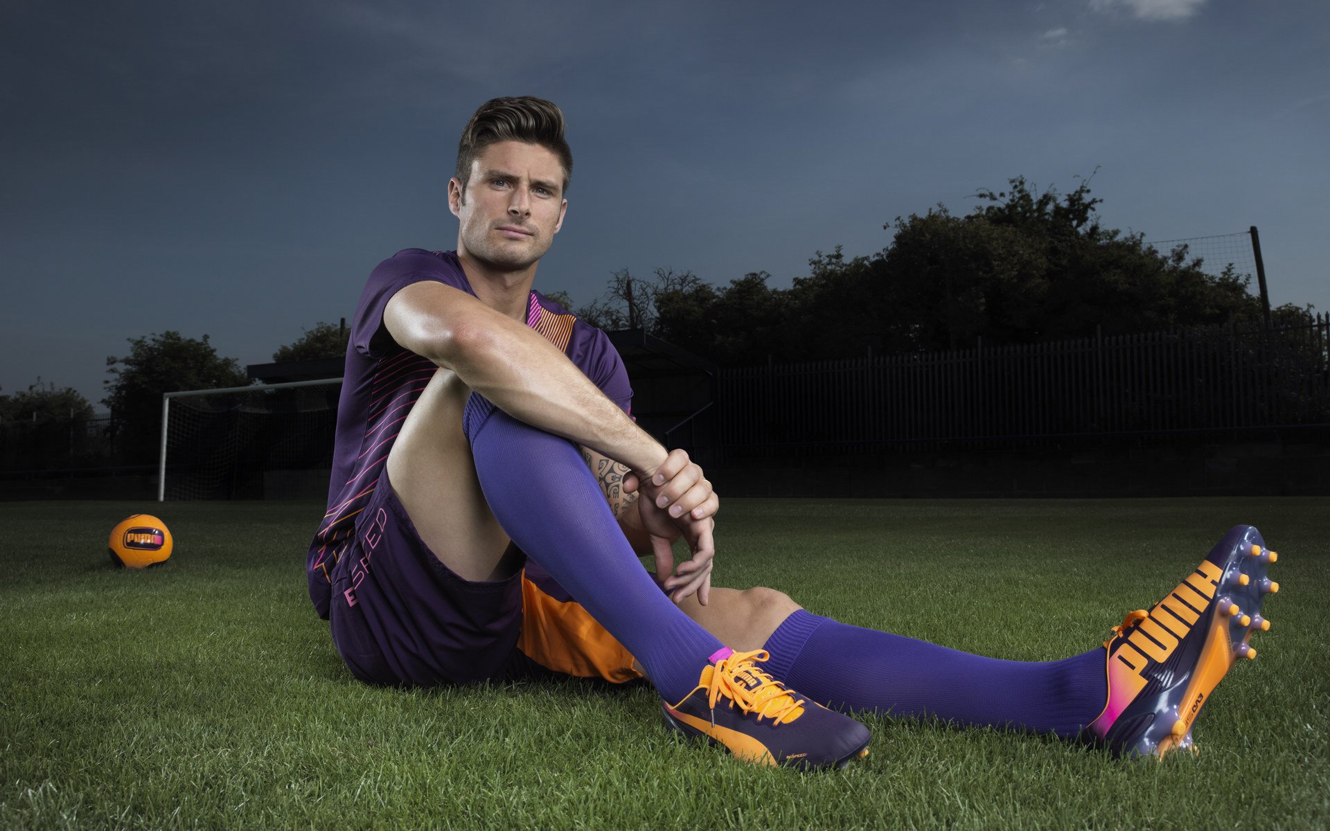 金色幽灵，莱万关键助攻撕碎安菲尔德，一场爆冷如何搅动足坛风云？金色幽灵莱万关键助攻撕碎安菲尔德，一场爆冷搅动足坛风云